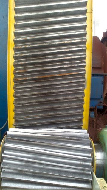 Girth gear contamination reduction system